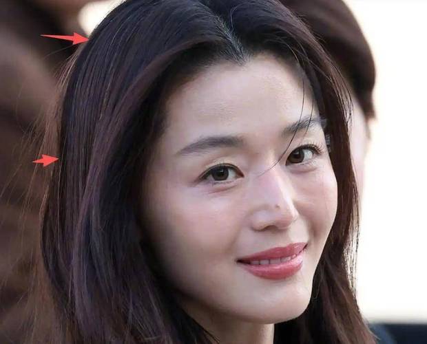 44岁全智贤白发显疲惫，女神也难敌岁月真实